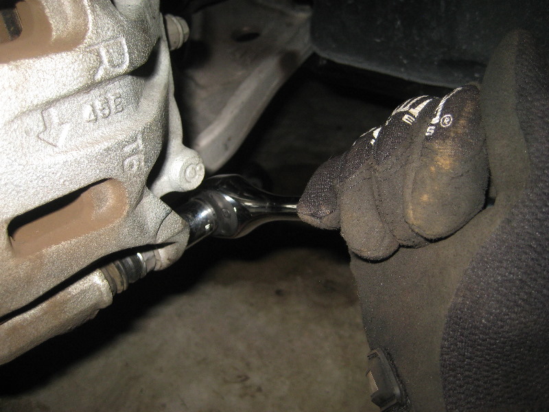 Nissan-Murano-Front-Disc-Brake-Pads-Replacement-Guide-032