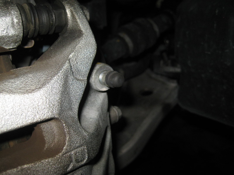 Nissan-Murano-Front-Disc-Brake-Pads-Replacement-Guide-033