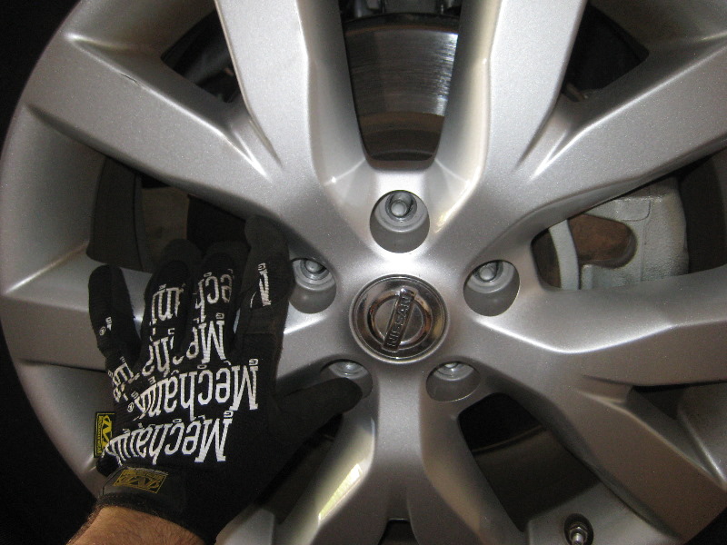 Nissan-Murano-Front-Disc-Brake-Pads-Replacement-Guide-035