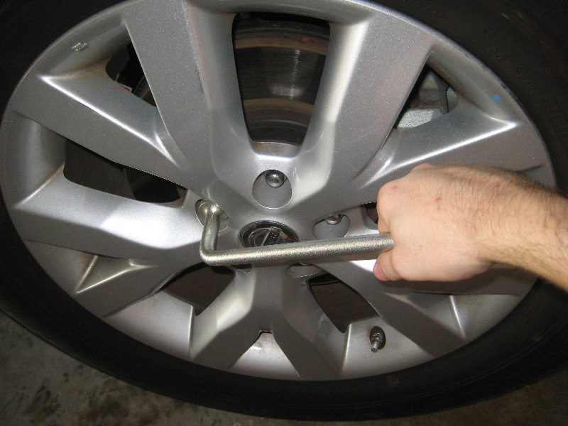 Nissan-Murano-Front-Disc-Brake-Pads-Replacement-Guide-036