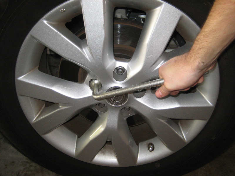 Nissan-Murano-Front-Disc-Brake-Pads-Replacement-Guide-038