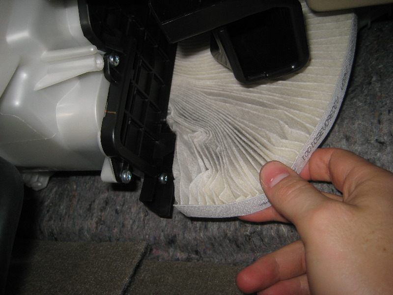 Nissan-Murano-Cabin-Air-Filter-Replacement-Guide-011