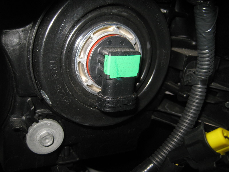 Nissan-Murano-Headlight-Bulbs-Replacement-Guide-007