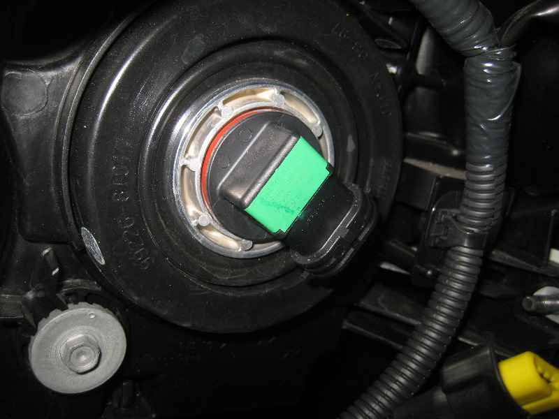 Nissan-Murano-Headlight-Bulbs-Replacement-Guide-008