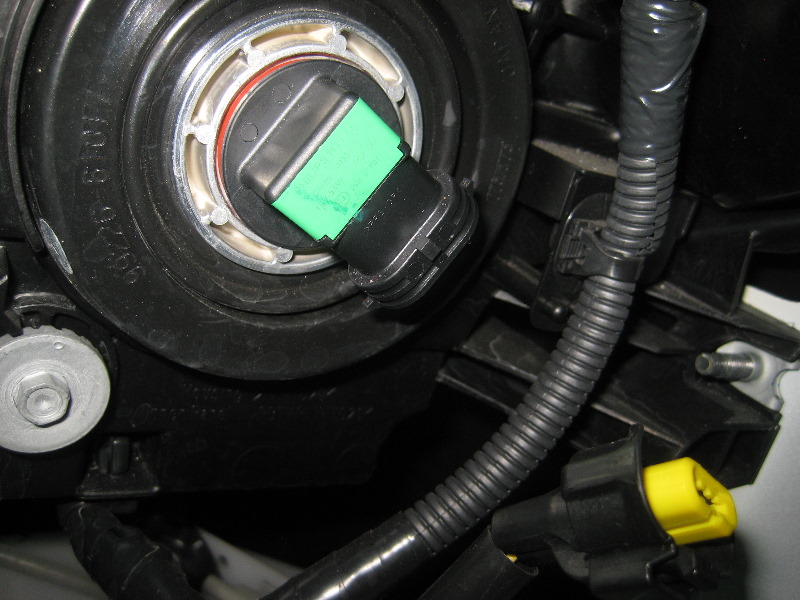 Nissan-Murano-Headlight-Bulbs-Replacement-Guide-012