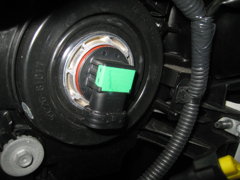 Nissan-Murano-Headlight-Bulbs-Replacement-Guide-013