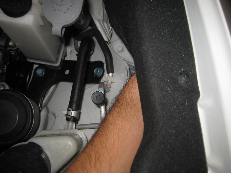 Nissan-Murano-Headlight-Bulbs-Replacement-Guide-017