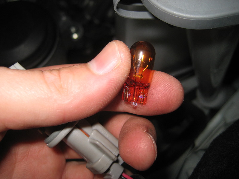 Nissan-Murano-Headlight-Bulbs-Replacement-Guide-019