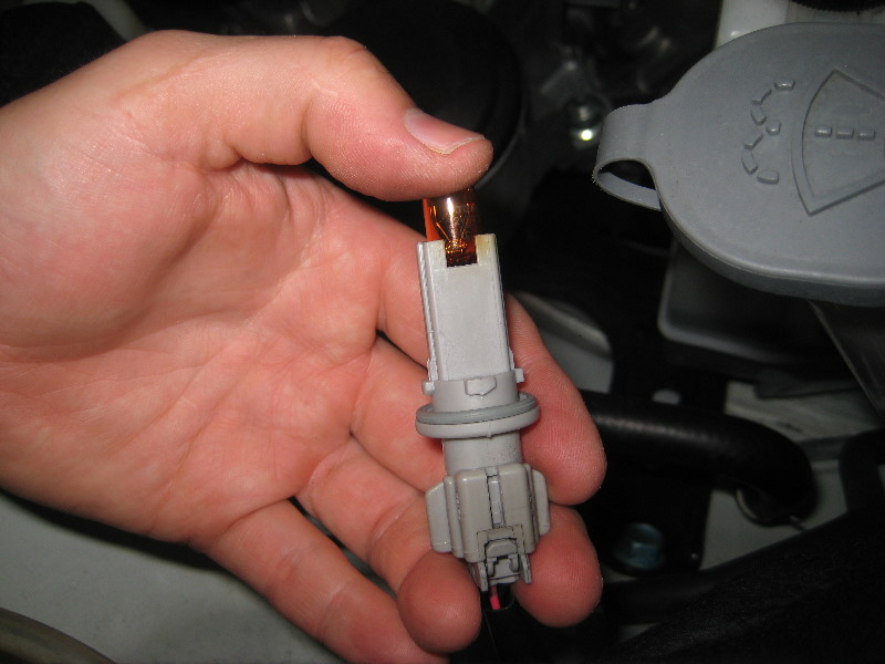 Nissan-Murano-Headlight-Bulbs-Replacement-Guide-020