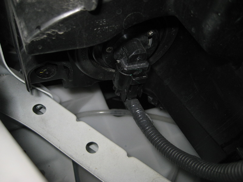 Nissan-Murano-Headlight-Bulbs-Replacement-Guide-023