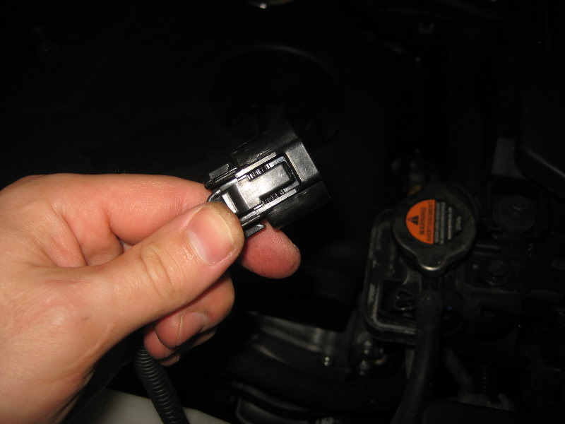 Nissan-Murano-Headlight-Bulbs-Replacement-Guide-024