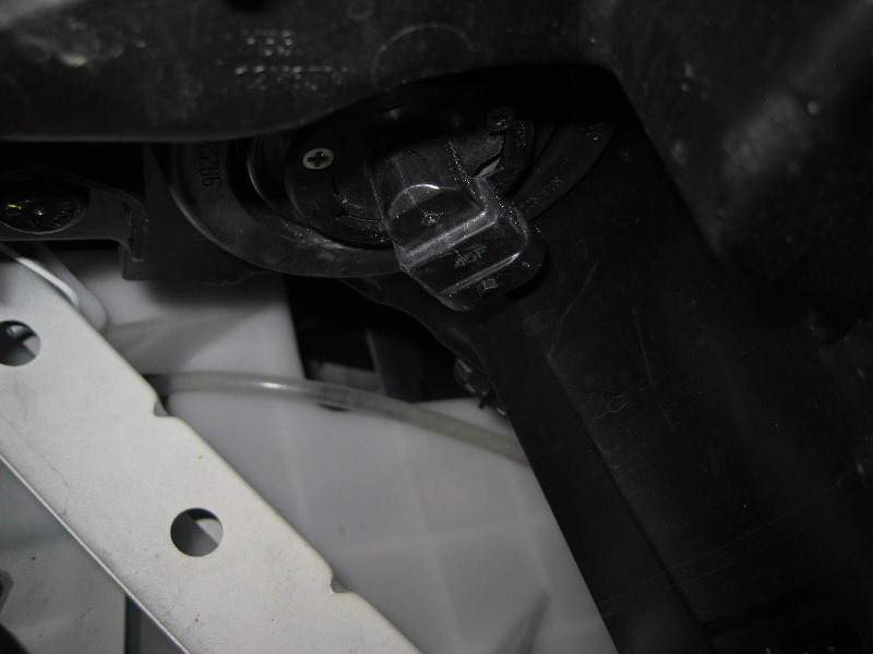 Nissan-Murano-Headlight-Bulbs-Replacement-Guide-025