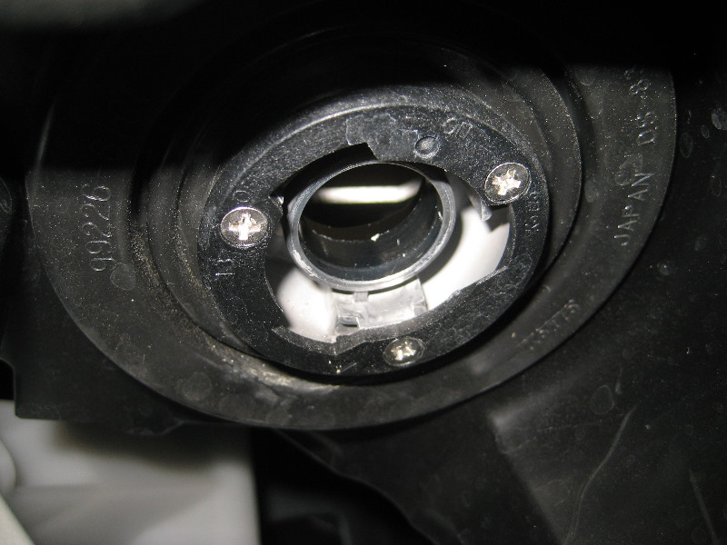 Nissan-Murano-Headlight-Bulbs-Replacement-Guide-027