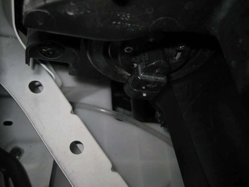 Nissan-Murano-Headlight-Bulbs-Replacement-Guide-029