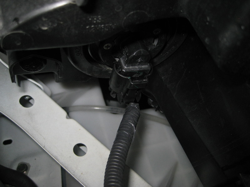 Nissan-Murano-Headlight-Bulbs-Replacement-Guide-030