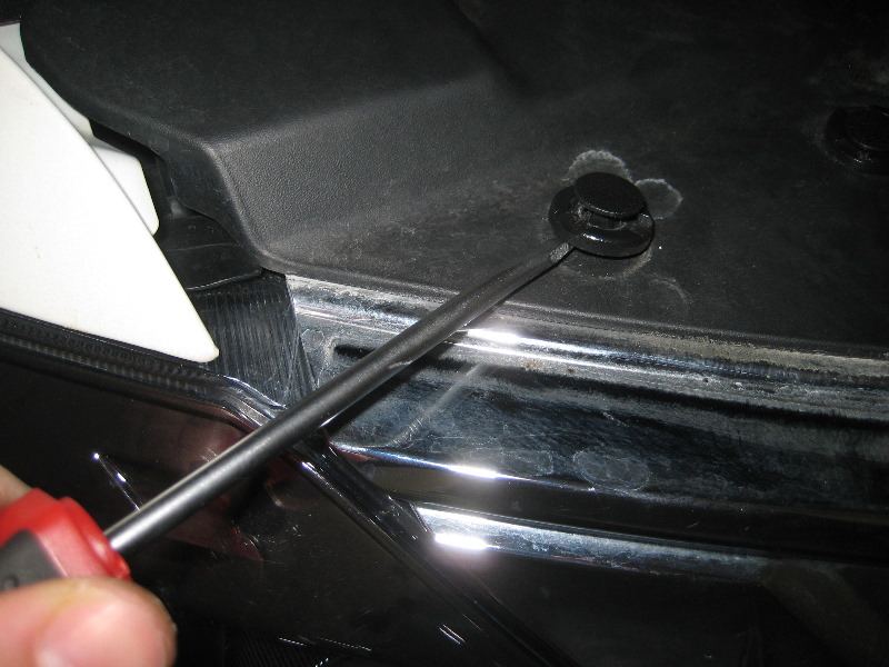 Nissan-Murano-Headlight-Bulbs-Replacement-Guide-034