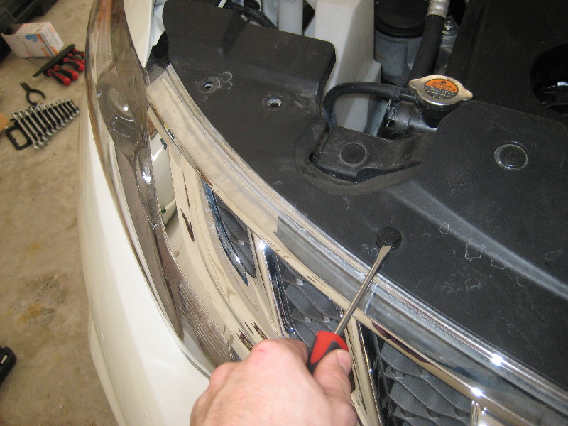 NissanMuranoHeadlightBulbsReplacementGuide035