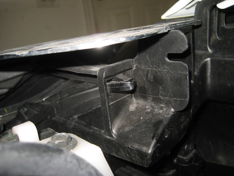 Nissan-Murano-Headlight-Bulbs-Replacement-Guide-044