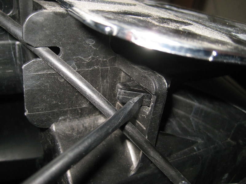 Nissan-Murano-Headlight-Bulbs-Replacement-Guide-046