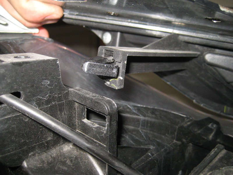 Nissan-Murano-Headlight-Bulbs-Replacement-Guide-047