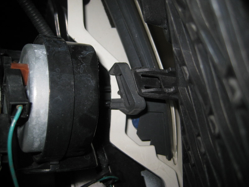 Nissan-Murano-Headlight-Bulbs-Replacement-Guide-049