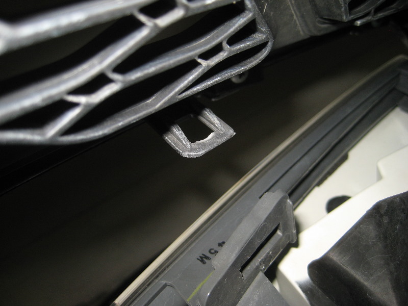 Nissan-Murano-Headlight-Bulbs-Replacement-Guide-051