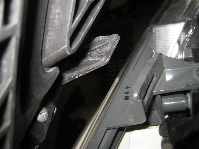 Nissan-Murano-Headlight-Bulbs-Replacement-Guide-053