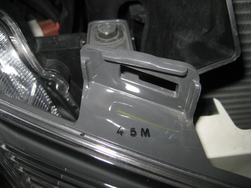 Nissan-Murano-Headlight-Bulbs-Replacement-Guide-054