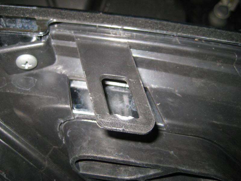 Nissan-Murano-Headlight-Bulbs-Replacement-Guide-056