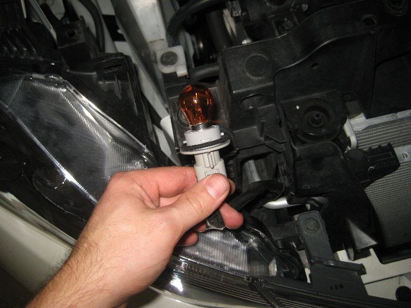 Nissan-Murano-Headlight-Bulbs-Replacement-Guide-060