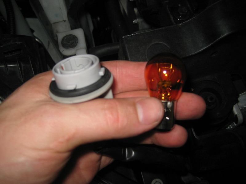NissanMuranoHeadlightBulbsReplacementGuide061
