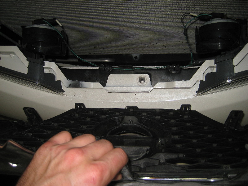 NissanMuranoHeadlightBulbsReplacementGuide069