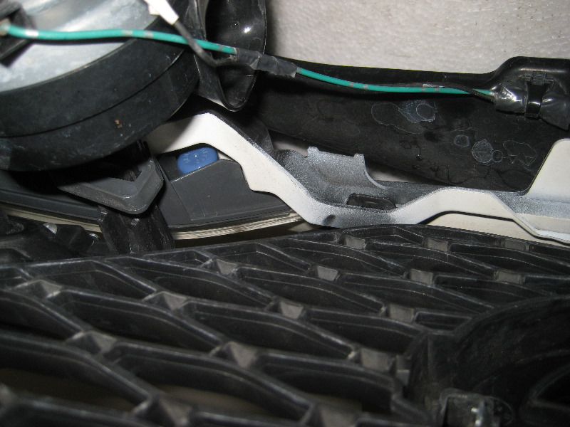 Nissan-Murano-Headlight-Bulbs-Replacement-Guide-071