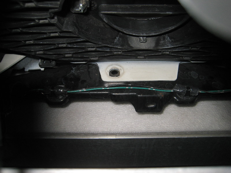 Nissan-Murano-Headlight-Bulbs-Replacement-Guide-078