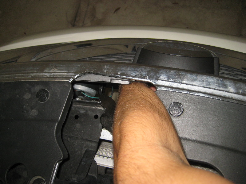 NissanMuranoHeadlightBulbsReplacementGuide079