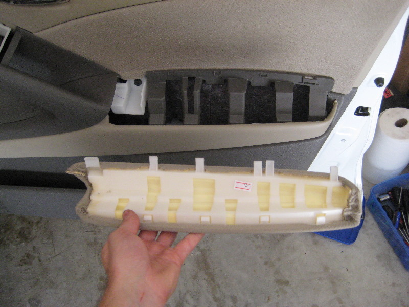 Nissan-Murano-Interior-Door-Panels-Removal-Guide-010