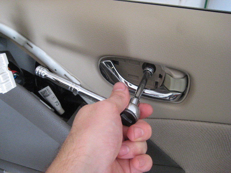 Nissan-Murano-Interior-Door-Panels-Removal-Guide-011