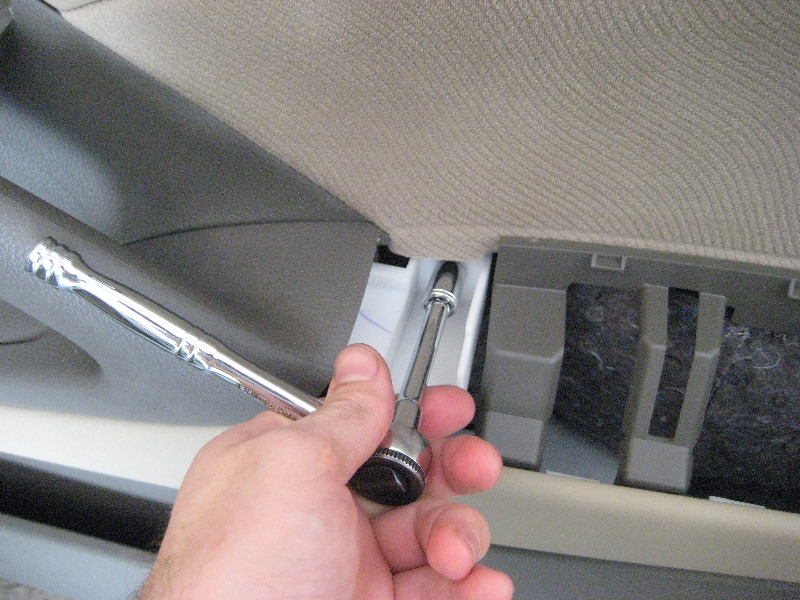 Nissan-Murano-Interior-Door-Panels-Removal-Guide-012