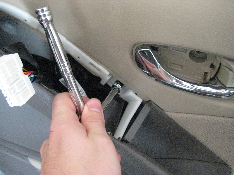 Nissan-Murano-Interior-Door-Panels-Removal-Guide-013