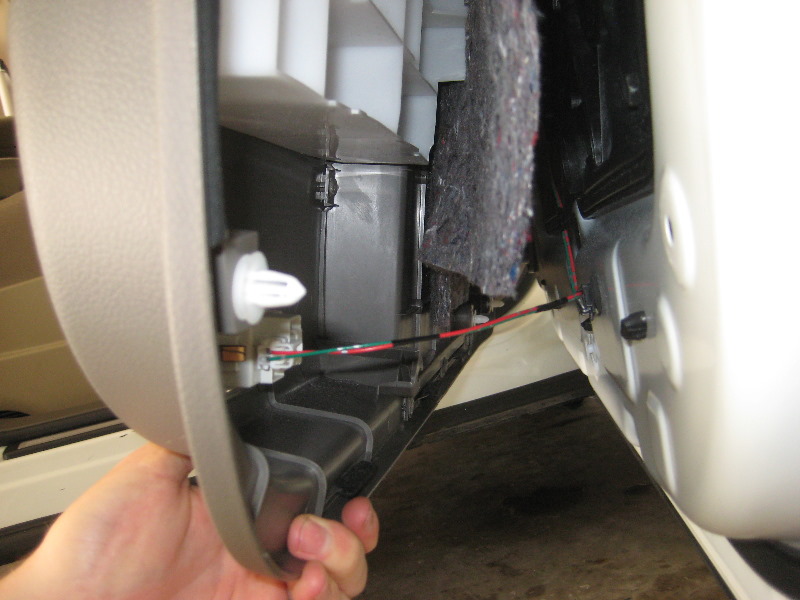 Nissan-Murano-Interior-Door-Panels-Removal-Guide-016