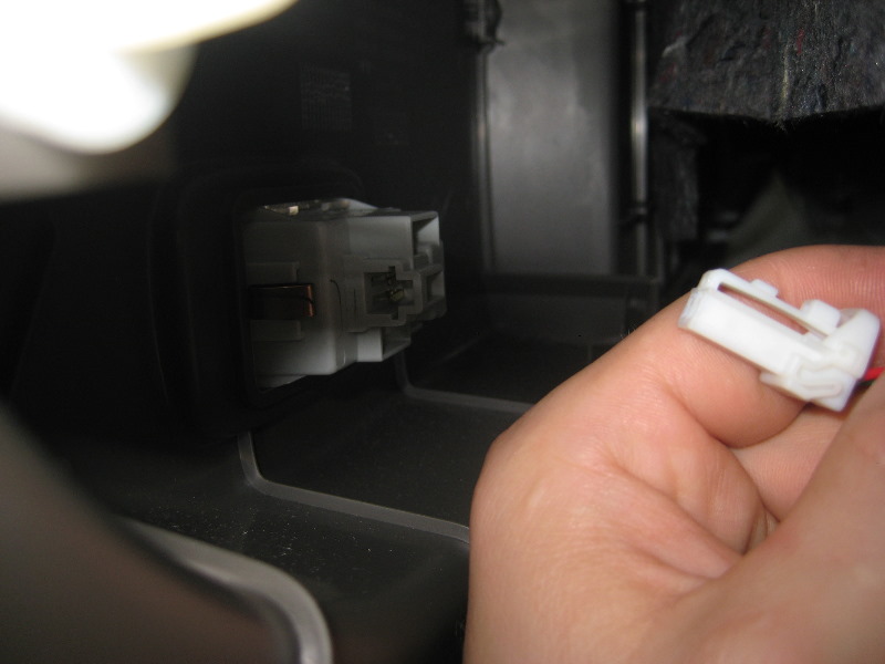 Nissan-Murano-Interior-Door-Panels-Removal-Guide-017