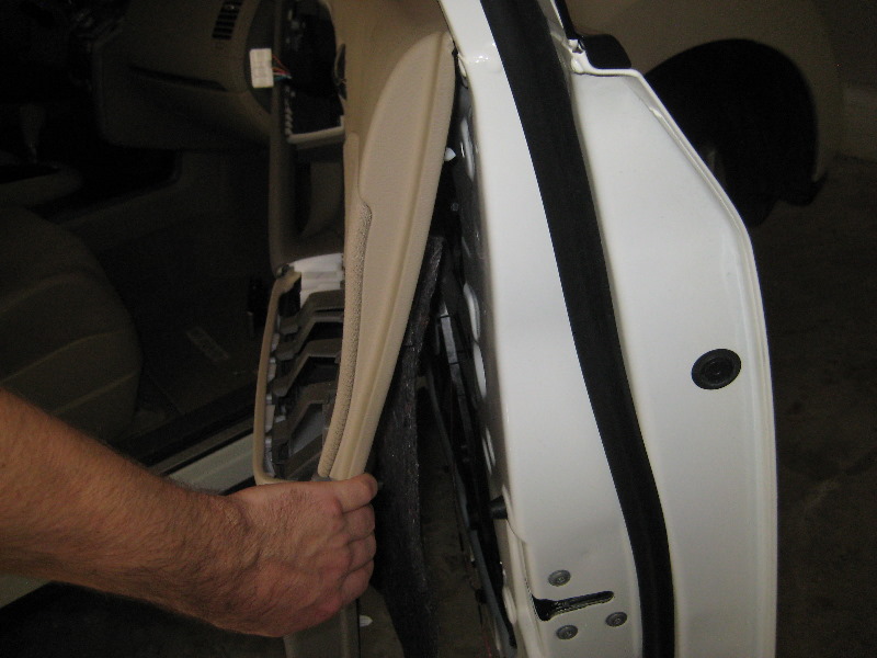 Nissan-Murano-Interior-Door-Panels-Removal-Guide-018