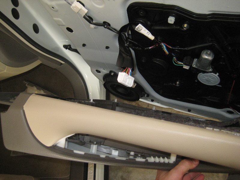 Nissan-Murano-Interior-Door-Panels-Removal-Guide-020