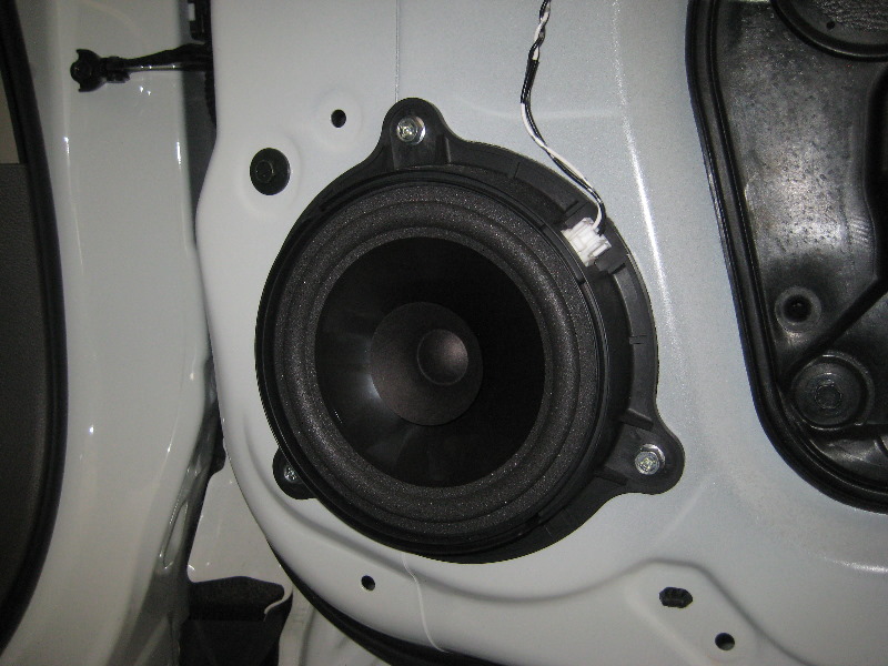 Nissan-Murano-Interior-Door-Panels-Removal-Guide-030