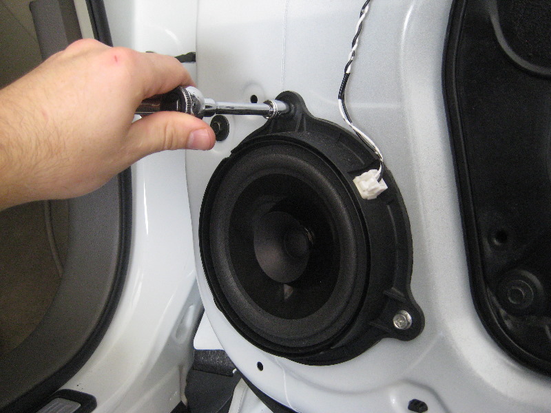 Nissan-Murano-Interior-Door-Panels-Removal-Guide-031