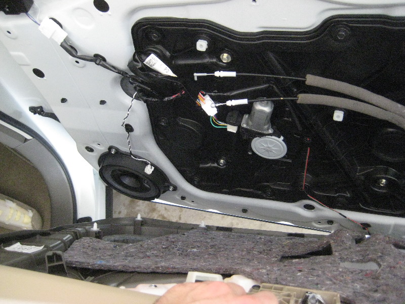 Nissan-Murano-Interior-Door-Panels-Removal-Guide-032