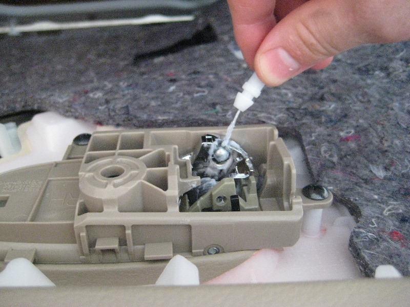 Nissan-Murano-Interior-Door-Panels-Removal-Guide-033