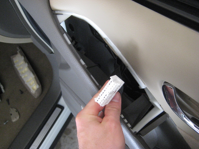 Nissan-Murano-Interior-Door-Panels-Removal-Guide-037