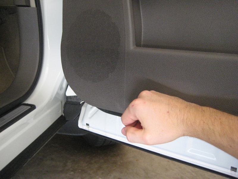 Nissan-Murano-Interior-Door-Panels-Removal-Guide-040