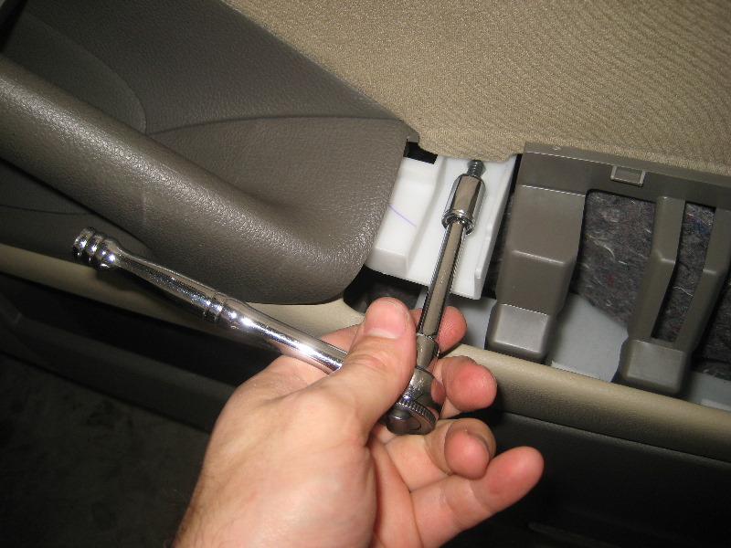 Nissan-Murano-Interior-Door-Panels-Removal-Guide-041